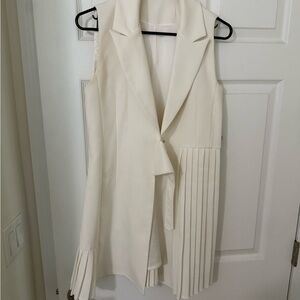 Elegant Cream Sleeveless Coat